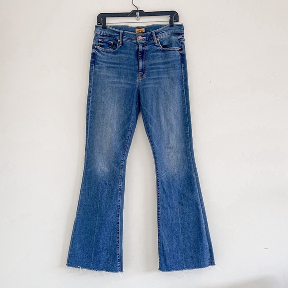 Mother The Weekender Fray Flare Jeans in Walking On Coals 31 - Picture 3 of 10